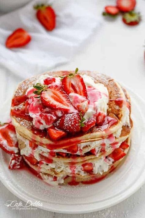 Greek yogurt pancakes with a classic Strawberry Shortcake twist! Topped with a whipped and drizzled with a home-made strawberry syrup! Greek Yogurt Pancakes Recipe, Yummy Pancake Recipe, Greek Yogurt Pancakes, Pancake Cafe, French Toast Waffles, Strawberry Pancakes, Yogurt Pancakes, Best Pancake Recipe, Cafe Delites