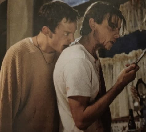 Matthew Lillard & Skeet Ulrich on the set of Scream (1996) All Cheerleaders Die, Billy Loomis Hot, Scarie Movie, Scream Costume, Scream 1, Scream Cast, Skeet Ulrich, Scream Franchise, Ghostface Scream