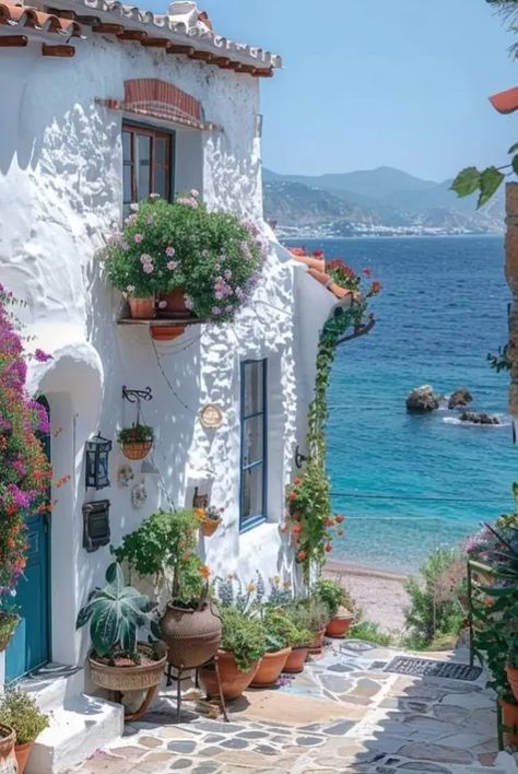 Italian Cottage, Greece Wallpaper, Spanish Home Decor, Seaside Garden, Fairy Home, Seaside Cottage, Wallpaper Nature Flowers, Wonderful Picture, Santorini Greece