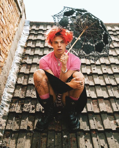 YUNGBLUD on Instagram: “don’t fall ... 🖤” Dominic Harrison, Aesthetic Grunge Outfit, Harry Styles Wallpaper, Black Veil Brides, Black Veil, Black Heart, Rappers, Musician, Human