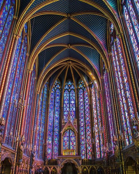 • La Sainte-Chapelle, le joyau de Paris 💎 • [Sorry. Je m’en lasse pas 😬] Stained Glass Aesthetic, Pretty Places To Travel, Dreamy Scenery, Sainte Chapelle Paris, Glass Aesthetic, Catholic Wallpaper, Stained Glass Church, Beautiful Library, Rose Window