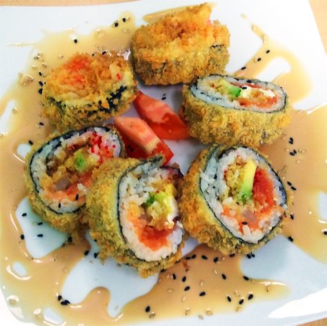 volcano rolls...aka fried sushi Volcano Roll Sushi, Volcano Roll, Fried Sushi, Seafood Sushi, Dessert Chef, Sushi Recipe, Japanese Food Sushi, Roll Sushi, Sushi Love