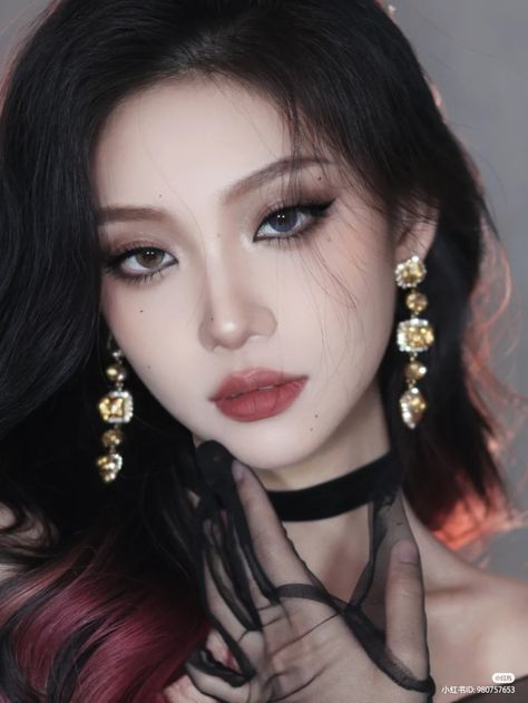 Pretty Gothic Makeup, Uzzlang Makeup Dark, Smoky Douyin Makeup, Asian Dark Makeup, Douyin Smokey Makeup, Manhwa Makeup, Mafia Makeup Look, Makeup Glam Looks, Dark Douyin Makeup