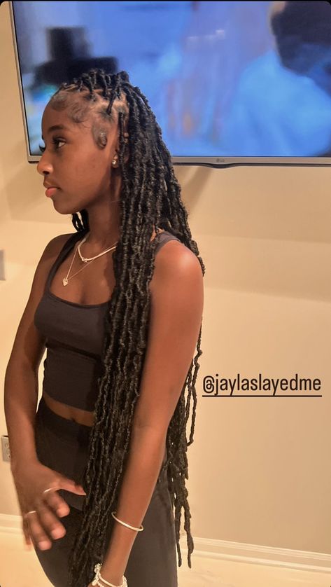 Cute Summer Outfit Black Women, Large Knotless Box Braids With Dramatic Edges, Simple Hairstyles Braiding Hair, Soft Locs Outfit Ideas, Soft Locs With Edges, Hairstyle Inspiration Black Women, Middle Part Soft Locs, Infinity Soft Locs, Protective Hairstyles Faux Locs