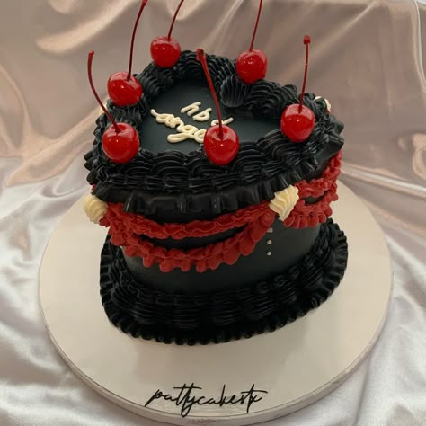 Red Black Cake Birthday, Black And Red Heart Cake, Birthday Cake Dark Aesthetic, Black And Red Birthday Cake, Black And Red Cake Ideas, Red And Black Heart Cake, Black Heart Birthday Cake Aesthetic, Red Black White Cake, Emo Cake