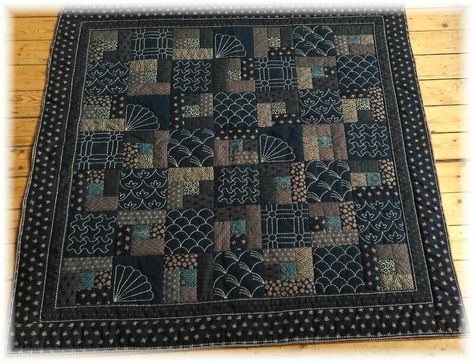 A regarder et ...admirer aussi .... - Patchwork and quilt Sashiko Quilts, Sashiko Patchwork, Sashiko Quilt, Japanese Quilt Patterns, Colchas Quilting, Asian Quilts, Indigo Quilt, Sashiko Pattern, Japanese Patchwork