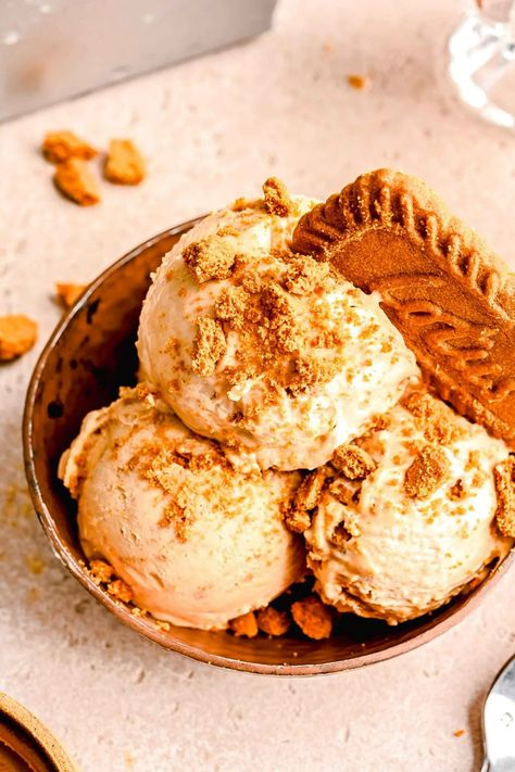 Biscoff ice cream is made of whipped cream and Biscoff cookie crumbs folded into a rich mixture of cookie spread and sweetened condensed milk. Kitchenaid Ice Cream Attachment, Ice Cream Snap, Biscoff Ice Cream, Fancy Ice Cream, Ice Cream Photography, Cream Table, Easy Ice Cream Recipe, Biscoff Cookie Butter, Frozen Dessert Recipe