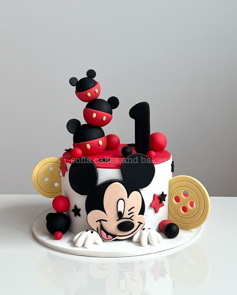 Mickey Mouse Christmas Cake, Cake Decorating Ideas Christmas, Modern Christmas Cake, Mickey Mouse Cake Ideas, Tarta Mickey Mouse, Christmas Cake Design, Baby Mickey Mouse Cake, Christmas Cake Decorating Ideas, Bolo Do Mickey Mouse