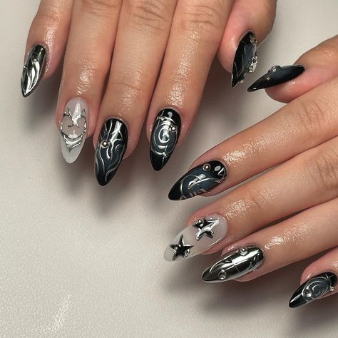 🫶🏼 Artistic Nail Art, Black Gel X Nail Designs, Black Nail Designs Trending Now, Gothic Gel X Nails, Xg Nails Inspired, Xg Nails, Black Nail Inspo Short, Gothic Aura Nails, Nails Black Design