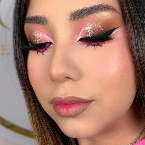 Mónica Córdova MUA on Instagram: "🩷Social Glam🩷 . . . #makeup #makeupartist #makeupaddict #makeuplover #makeuplook #makeuppink #maquillaje #maquillageeditorial #maquilladora #maquillajeprofesional #maquillajeojos #maquillajes #maquillajesocial #maquillajerosa #coquette #makeupcoquette #softpink #pink #glitter" Makeup Rosado, Social Glam Makeup, Make Up Rosa, Makeup Rosa, Makeup Social, Eye Makeup Techniques, Work Makeup, Birthday Makeup, Colorful Eye Makeup