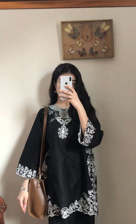 Pakistani Kurti Designs, Unique Dress Design, Eid Look, Cotton Suit Designs, Simple Dress Casual, Puff Sleeves Dress, Girly Swag, Black Kurta, Overalls Fashion