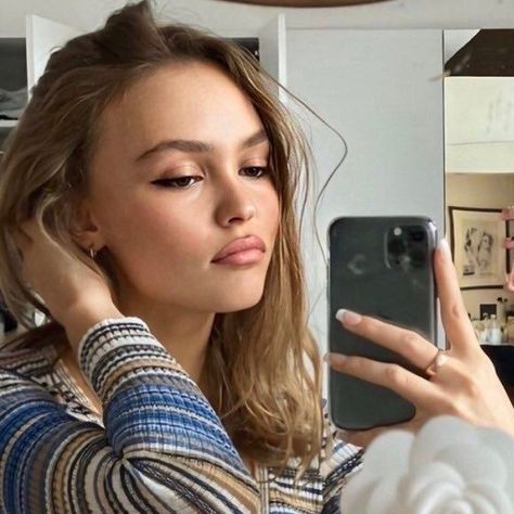 lily rose depp Lily Rose Depp Selfie, Vsp Coloring, Rose Mirror, Lily Rose Depp, Mirror Pic, Lily Rose, Lily, Chanel, Mirror Selfie