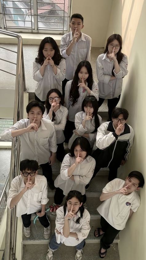 Yearbook Photoshoot Ideas High Schools, 6 Korean Best Friends, High School Couples, Yearbook Photoshoot, Group Picture Poses, Photo Social Media, Grad Photography, Something Just Like This, People Poses