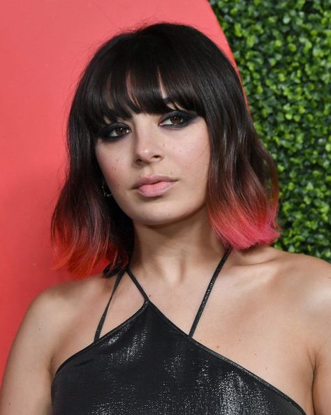 Charlie XCX with wavy bob haircut with neon pink ombre on the ends, with feathered fringe on the red carpet Vintage Bob Hairstyle, Celebrity Bobs, Bobbed Hair, Short Bobs With Bangs, Asymmetrical Bob Haircuts, Balayage Bob, Wavy Bob Haircuts, Ombre Bob, Amazing Hairstyles