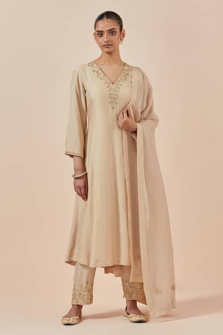 Beige Kurta Set Women, Beige Kurta, Indian Suits For Women, Trendy Outfits Indian, Embroidered Hem, Punjabi Outfits, Kurta Pant Set, Outfits Indian, Hem Pants