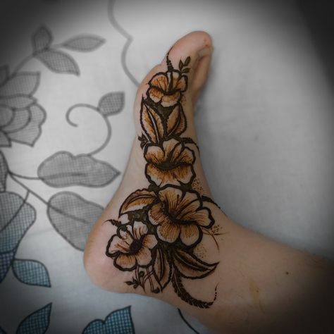 Hibiscus flowers art...... Hibiscus Mehendi Design, Hibiscus Flower Mehendi Designs, Hibiscus Flower Henna, Henna Hibiscus, Hibiscus Henna, Leg Henna Designs, Foot Mehndi, Legs Mehndi, Inai Pengantin