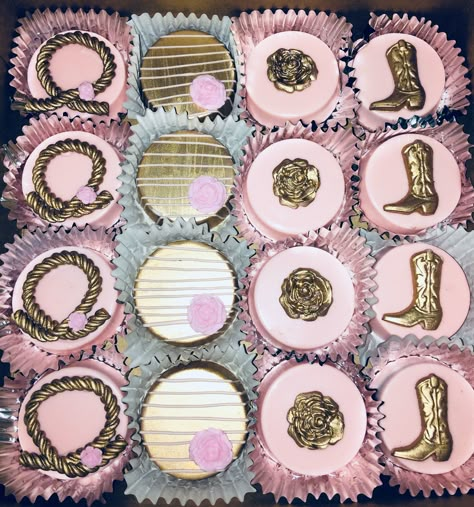 Quince Chocolate Covered Oreos, Western Chocolate Covered Oreos, Pink Cowgirl Cake Pops, Rodeo Themed Treats, Cowgirl Party Treats, Quinceañera Treats, Cowgirl Treats, Cowgirl Desserts, Gold Chocolate Covered Oreos