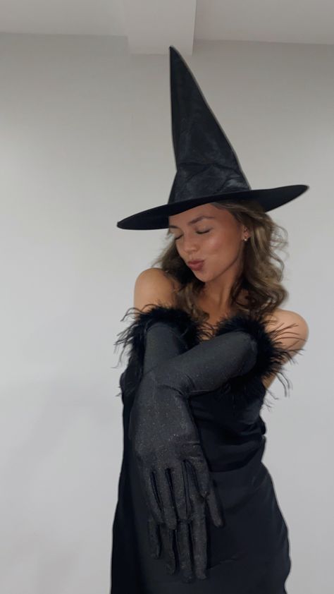 Cute Witch Outfits Halloween Costumes, All Black Witch Costume, Cloak Halloween Costumes, Halloween 2024 Trends Costume, Witch Halloween Costume Corset, Witch Costume With Corset, Cute Witch Costume For Women Diy, Witch Custome Women, Halloween Costume Scary Women