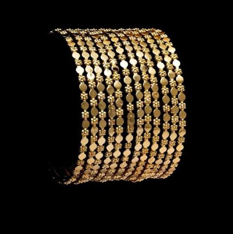 Gold Bridal Bangles, Plain Gold Bangles, Solid Gold Bangle, Unique Gold Jewelry Designs, Gold Jewelry Outfits, Gold Bangles For Women, New Gold Jewellery Designs, Gold Bangle Set, Fancy Jewelry Necklace