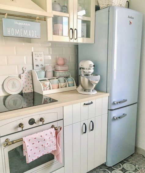 Kitchen Pastel Aesthetic, Pastel Farmhouse Decor, Pastel Kitchen Aesthetic, Cocina Aesthetic, Kitchen Cottage Style, Coquette Kitchen, Cottage House Interior, Cocina Shabby Chic, Pastel Kitchen