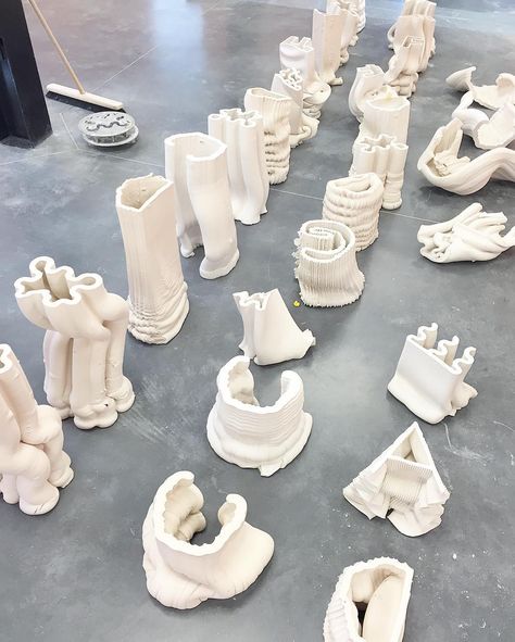 At the floor of the NCCD. Extruded and fired ceramic pieces waiting to be packed. Anton Alvarez, Ceramics Pottery Vase, Outside Furniture, Ceramic Pieces, Muse Art, Pottery Sculpture, Pinterest Recipes, Easy Healthy Dinners, Healthy Dinner Recipes Easy