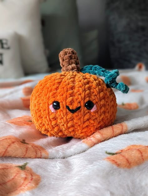 This adorable pumpkin plushie will make the perfect gift for your loved ones! - S I Z E S & M A T E R I A L S - This plushie is made from 100% super soft polyester yarn. Approximate size: 15 cm wide - P L E A S E - N O T E -  These plushies are made to order, therefore can take 3-5 working days to be ready to dispatch. Please take this into account if you are ordering this item for a specific date. - S A F E T Y - W A R N I N G -  These plushies may not be suitable for younger children due to th What To Crochet With Orange Yarn, Fall Crochet Pumpkin, Easy Crochet Animals, Fall Crochet Patterns, Crochet Cow, Stuffed Animals, Kawaii Crochet, Crochet Fashion Patterns, Theme Halloween