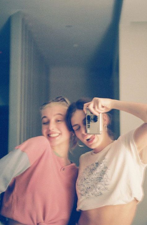 Emma Chamberlain, Foto Poses, Friend Goals, Best Friend Goals, Better Half, Friendship Goals, Photo Challenge, Bad Habits, Friend Photos