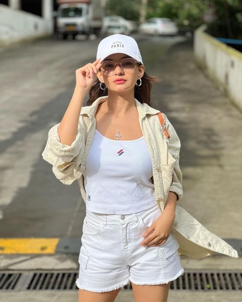 Anushka Sen Photo, Anushka Sen, Celebrity Fashion Looks, Bollywood Outfits, Photo Pose Style, Photography Poses Women, Beautiful Women Over 40, Crop Top Outfits, Photo Pose