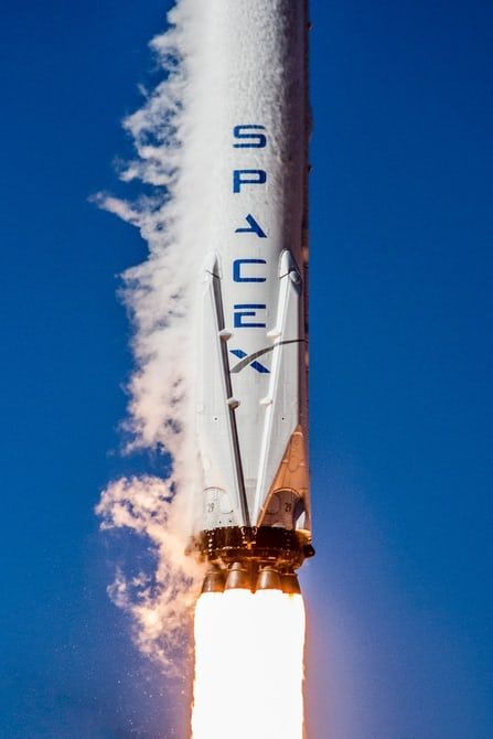 Close-up of the Falcon 9 on launch Spacex Dragon, Spacex Rocket, Falcon 9 Rocket, Spacex Falcon 9, Spacex Starship, Spacex Launch, Space Launch, Aerospace Engineering, Space Rocket