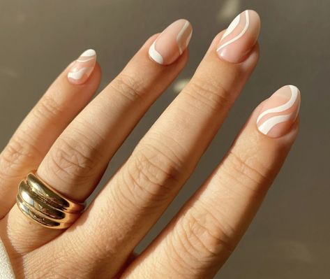 Trending Nail Ideas, Nail Glue Gel, Nail Art Designs For Beginners, Office Nails, Trending Nail Art, Nail Art Fall, Neutral Pink, Lines On Nails, Nails Gel Nails