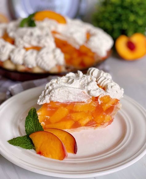 An Amazing Peaches and Cream Pie made with fresh summer sweet juicy peaches in a yummy and easy peach glaze, piled high in your favorite pie crust. Topped with light fluffy whipped cream this dessert is sure to please any peach lover. Jello Peach Pie, No Bake Peach Pie, Peach Glaze, Peach Jello, Fresh Peach Pie, Easy Peach Cobbler, Peach Pie Recipes, Peach Pie Filling, Peach Recipes