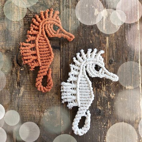 Macrame Sea, Macrame Animals, Free Macrame Patterns, Macrame Knots Tutorial, Macrame Knots Pattern, Macrame Wall Hanging Patterns, Rope Crafts Diy, Rope Crafts, Macrame Wall Art