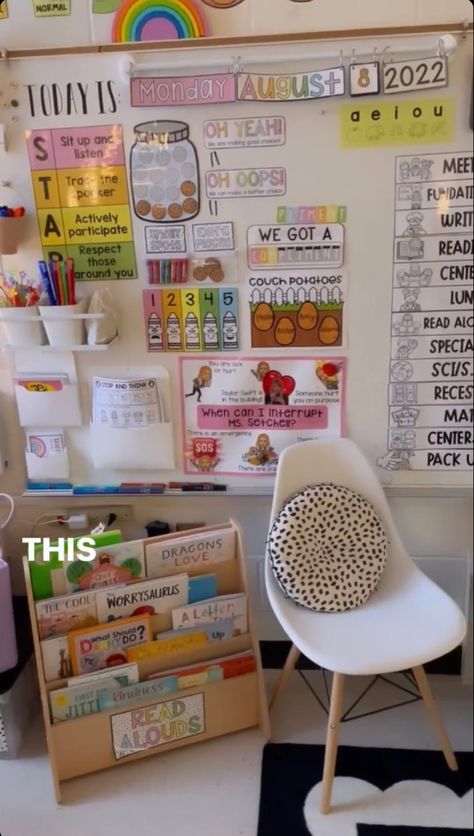 Organized Kindergarten Classroom, Pre K White Board Ideas, Teacher Counter Organization, Cute 2nd Grade Classroom Ideas, Preschool Seating Ideas, Classroom Desk Layout Elementary, First Grade Decor, Classroom Lost And Found, Cheap Classroom Ideas