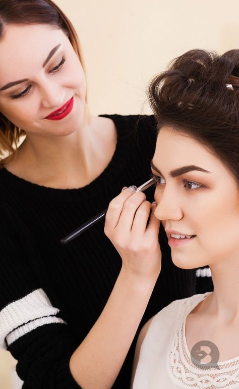 Doing Someones Makeup Pose, Make Up Artist Photoshoot, Corporate Makeup, Makeup Artist Working, Makeup Artist Bag, Makeup Content, Makeup Artist Branding, Doing Makeup, Salon Makeup