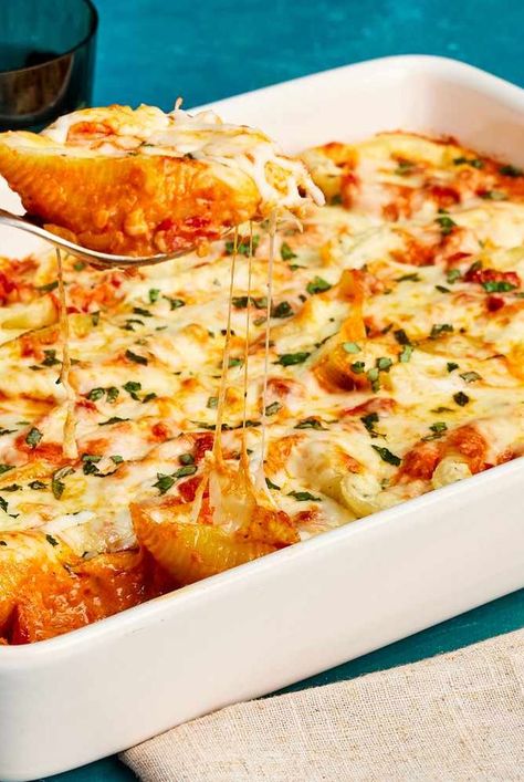 This marry me chicken stuffed shell recipe features chicken, sun-dried tomatoes, four cheeses, and a creamy marinara sauce in this easy casserole recipe.  #dinnerideas#dinnerrecipes#dinnerdishes#familydinnerideas#supper#supperideas Chicken Stuffed Shells Recipe, Marry Me Chicken Stuffed Shells, Chicken Manicotti Recipe, Stuffed Pasta Recipes, Stuffed Shells Chicken, Aldi Dinners, Creamy Marinara Sauce, Easy Casserole Recipe, Chicken Alfredo Stuffed Shells