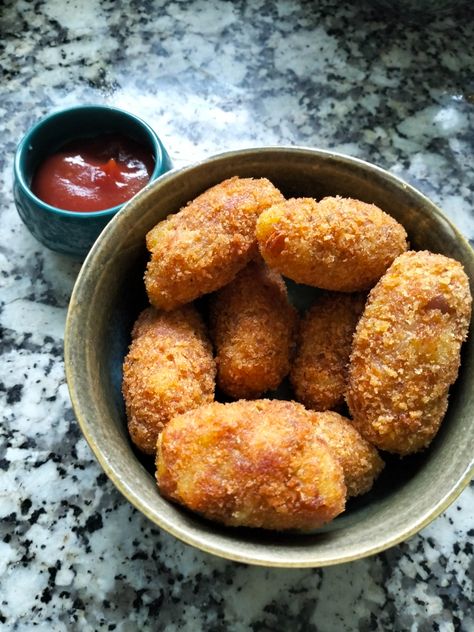 Homemade Potato Crispy Cutlet. Potato Crispy Cutlet is a easy to make cutlet at home. Just Boiled the Potato and mashed it with your favourite ingredients and mix it with cornflour and bread crumbs Potato Cutlet, Bread Cutlet, Potato Cutlets, Food Recepie, Food Items, Bread Crumbs, Diet Plan, Potato, At Home