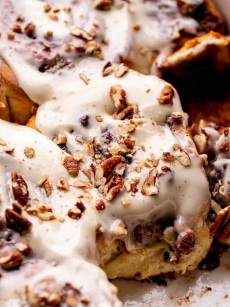 Pecan Pie Cinnamon Rolls - Stephanie's Sweet Treats Pecan Pie Cinnamon Roll, Pecan Cinnamon Rolls Recipe, Homemade Pecan Pie, Pecan Cinnamon Rolls, Pecan Pie Filling, Cinnamon Roll Dough, Pecan Rolls, Caramel Recipes Sauce, Cream Cheese Glaze