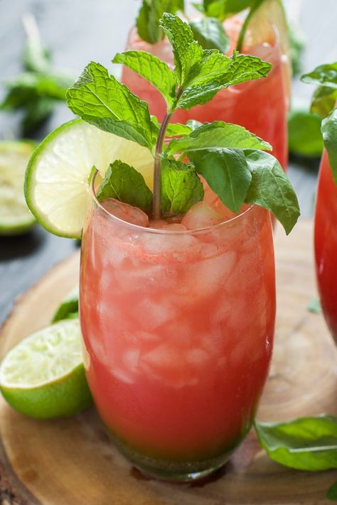 Skinny Watermelon Limeade Watermelon Limeade, Blueberry Mojito, Fresh Watermelon, Mexican Chicken, Watermelon Juice, Outdoor Candles, Lime Wedge, Strawberry Lemonade, Fresh Juice