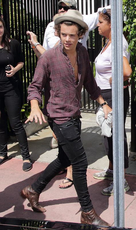 Harry Styles Boots, Harry Styles 2013, Harry Styles Outfit, Harry Styles Hot, Harry Styles Funny, Harry Styles Imagines, Style Evolution, Harry Styles Cute, Evolution Of Fashion