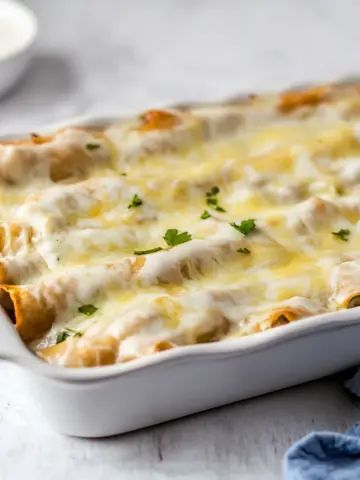 Chicken Soup Creamy, Bang Bang Chicken Recipe, Green Chili Chicken Enchiladas, Easy Chicken Enchiladas, White Chicken Chili Recipe, Bang Bang Chicken, Creamy White Chicken Chili, Soup Creamy, White Chicken Enchiladas