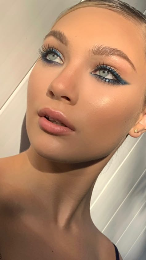 Maddie Ziegler #maddieziegler #dancer Abba Makeup, Sky Blue Makeup, Makeup Social, 17th Birthday Party, Maddie Z, Cute Eyeshadow, Cute Eyeshadow Looks, Euphoria Makeup, Retro Makeup