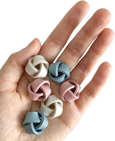 Belarus' Kseniya (SolarBird) ties up the week with these pale tidy knots of extruded ribbons of clay. She makes them into both stud and drop earrings that you can see on her Instagram. The twists look simple but you know that getting them just [...] Clay Extruder, Polymer Art, Polymer Clay Flower Jewelry, Diy Earrings Polymer Clay, Polymer Clay Jewelry Tutorials, Handmade Clay Jewelry, Tanah Liat, Polymer Earrings, Polymer Clay Diy