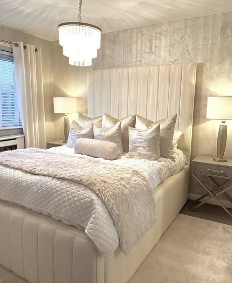 Creme And Gold Bedroom, White And Golden Bedroom Ideas, Champagne And White Bedroom, White Gold And Beige Bedroom, Silver And Beige Bedroom, Creme Bedroom Aesthetic, Beige And Gold Bedroom Aesthetic, White And Gold Room Decor Bedroom, Champagne Bedroom Ideas Decor