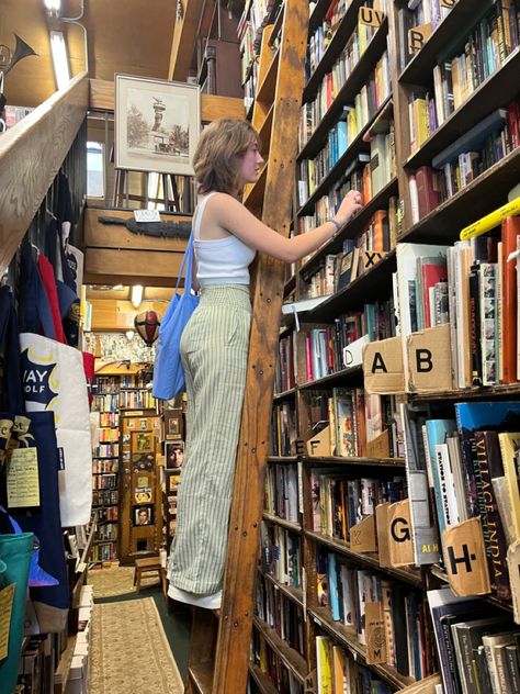 Bookstore Outfit Ideas, Library Job Outfit, Bookstore Employee Aesthetic, Library Worker Aesthetic, Bookstore Worker Aesthetic, Reader Aesthetic Outfits, Used Bookstore Aesthetic, Bookstore Fits, Bookstore Outfit Aesthetic