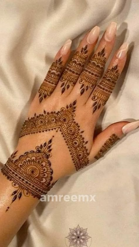 Mehendi Idea Short Mehndi, Mehendi Ideas, Beautiful Simple Mehndi Design, Henna Designs Back, Short Mehndi Design, Front Mehndi, Mehndi Ideas, Front Mehndi Design, Eid Mehndi