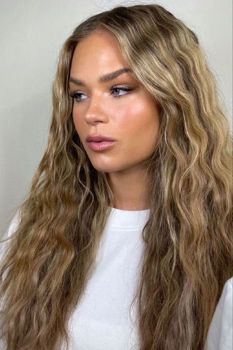 Hanna Schönberg Hair Color, Embrace Messy Hair, Lux Hair, Dark Hair With Highlights, Brown Hair With Blonde Highlights, Pinterest Hair, Golden Blonde, Hair Inspo Color, Bad Hair