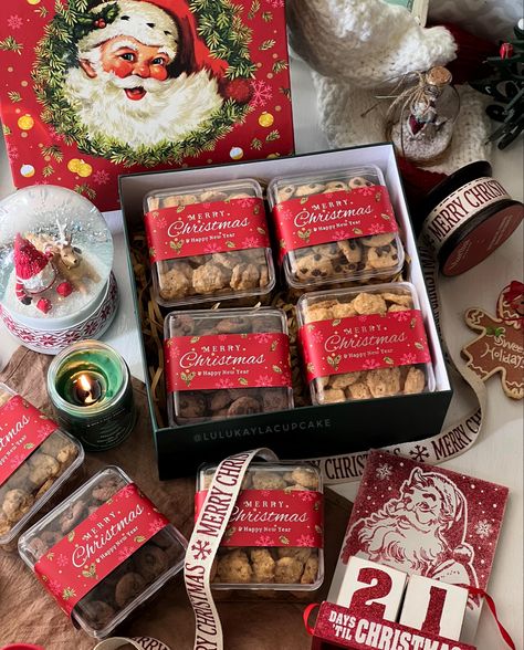 Hamper Ideas For Christmas, Christmas Gift Baskets Baked Goods, Gift Hamper Packaging Ideas, Christmas Hampers Cookies, Christmas Baked Goods Basket, Christmas Goodie Box Ideas, Christmas Cake Hampers, Christmas Baked Goods To Sell, Christmas Bakery Packaging