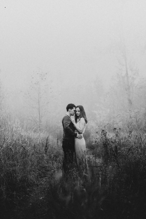 Moody Engagement Shoot, Engagement Photos Boho, Boho Engagement Photos, Snow Engagement Photos, Forest Engagement Photos, Urban Engagement Photos, Shooting Couple, Forest Engagement, Couple Engagement Pictures