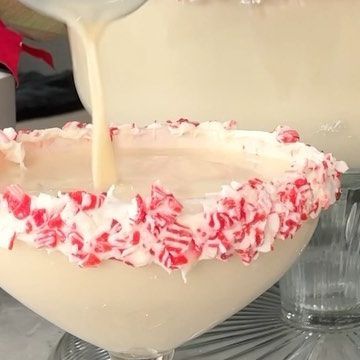 Fun Holiday Food, Festive Holiday Cocktails, Cocktail Cake, Holiday Snacks, Holiday Cocktail, Holiday Cocktails, Good Morning America, Festive Holiday, How To Take