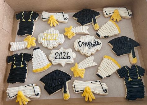 College Cookies Decorated, High School Cookies Decorated, Graduation Cap Sugar Cookies, 2024 Grad Cookies, Graduation Cookies Buttercream, Buttercream Designs, Graduation Cookies, Buttercream Icing, Grad Parties